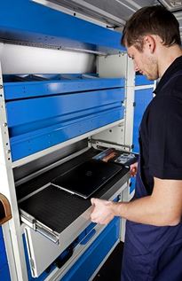 02_Apertura estante para PC e impresora en furgoneta equipada por Syncro México